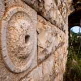 Sulla parete spiccano quattro buchi, alloggiamenti per gli anelli ai quali venivano legate le briglie dei cavalli
